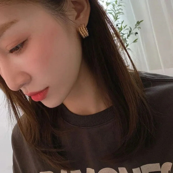 Minimalist Gold 3 Layer Twist Chain Hoop Earrings - Picture 7 of 8